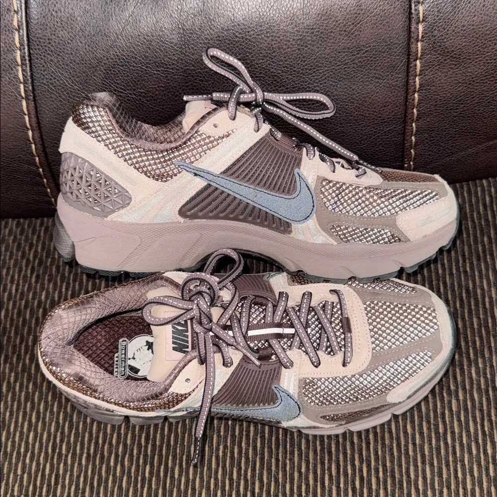 WOMENS NIKE ZOOM VOMERO 5